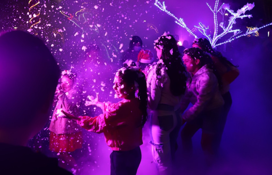 Las familias locales disfrutan de las noches de luz y nieve en el corazón del municipio.