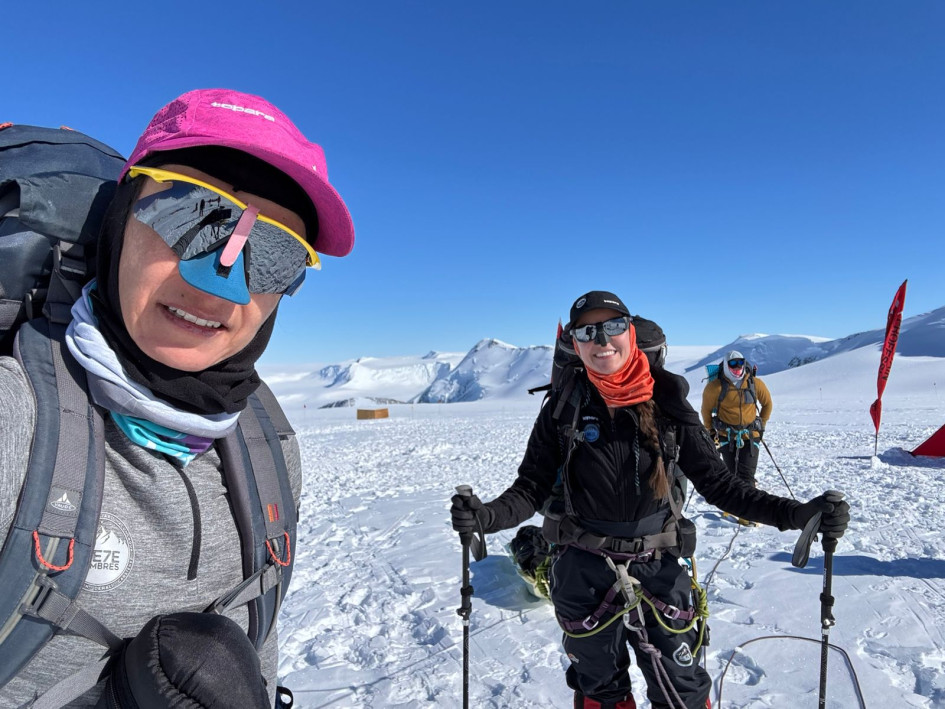 La antioqueña Ana Isabel Bustamante y la caldense Ana María Giraldo en la cima del monte Vinson, una de las siete cumbres más altas del planeta. 