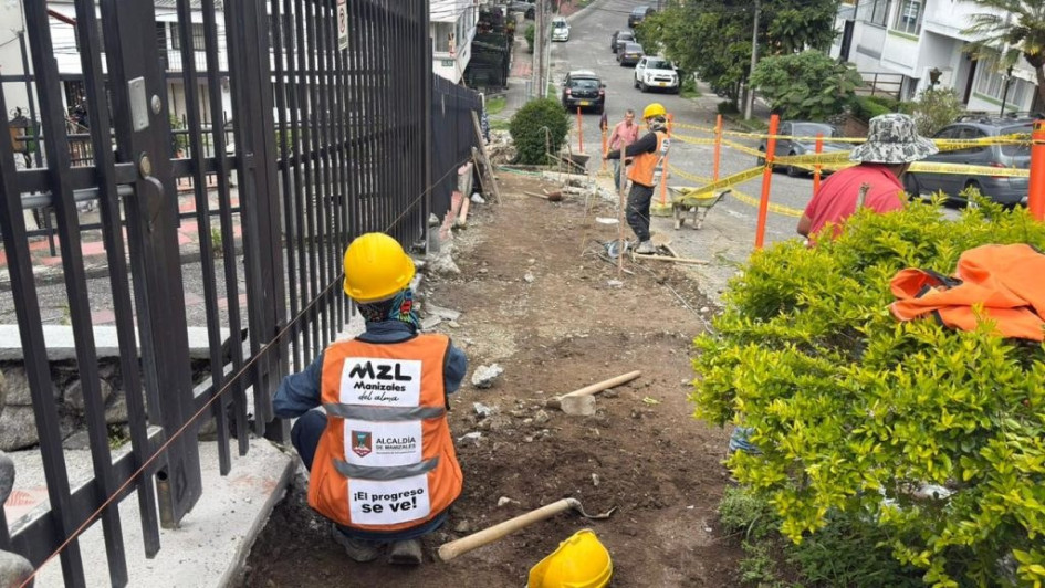 Obreros trabajan en la reconstrucción de los andenes en la carrera 26 con calle 53, en Manizales.
