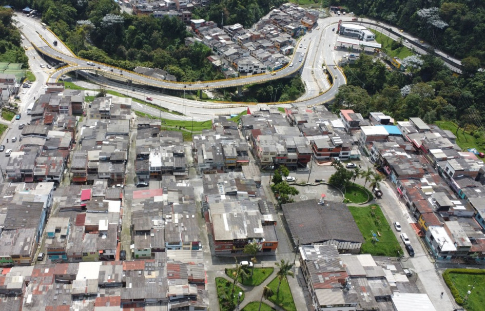 Imagen aérea del barrio Fanny González, que lleva el nombre de la primera mujer en llegar a la Corte Suprema de Justicia. Como este, otros barrios surgieron de invasiones, procesos de vivienda y decisiones comunitarias que eligieron homenajear a personajes con historia.