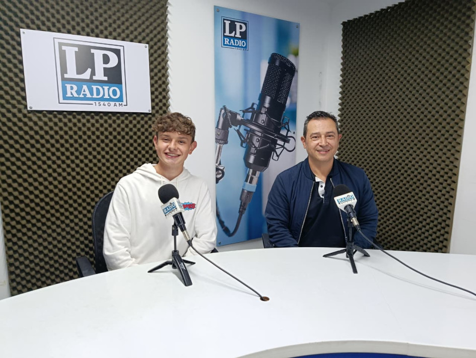 Emmanuel Jiménez Trujillo, mejor puntaje Pruebas Saber 11 2025 de Caldas, y John Henry Posada, gerente de Calenda.