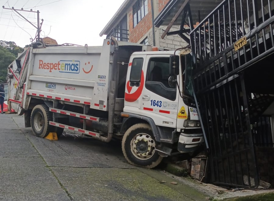 En la carrera 8C del barrio Porvenir Alto, un camión de la basura chocó contra la fachada de una casa. Sin heridos.