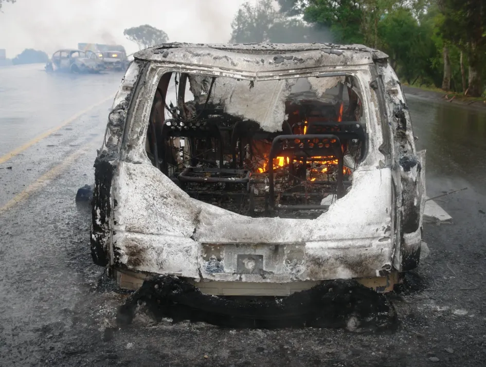 Imagen de archivo de un carro incendiado.