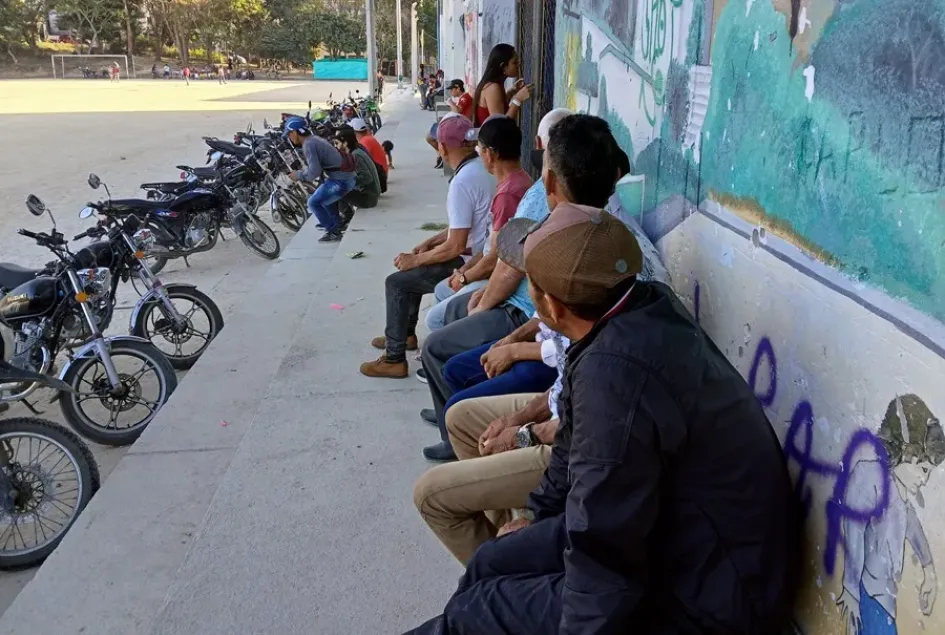 Desplazados en el Catatumbo esperan ayuda en el Coliseo Argelino Durán Quintero en Ocaña en enero.