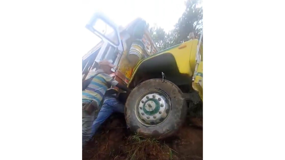 Una chiva estuvo a punto de rodar por el abismo mientras transitaba por una vía rural de Aguadas (Caldas). La comunidad logró estabilizar el vehículo.
