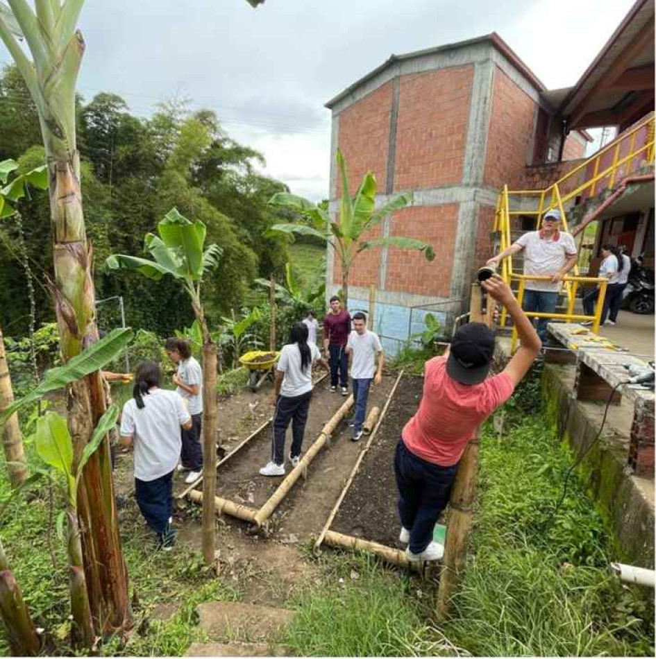 En el colegio La Trinidad, los estudiantes aprendieron durante el año lectivo 2025 a desarrollar aplicaciones móviles para el manejo del invernadero.