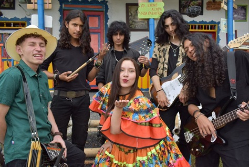 María Paula García, Dulcinea en alpargatas, junto a su grupo de parranda-rock llamado Limoncito con Rock.