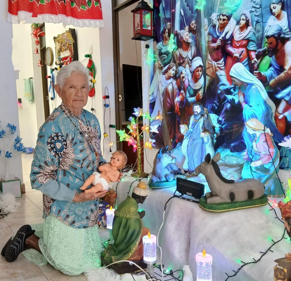 Doña Carmenza Henao Ramírez, orgullosa de su pesebre.