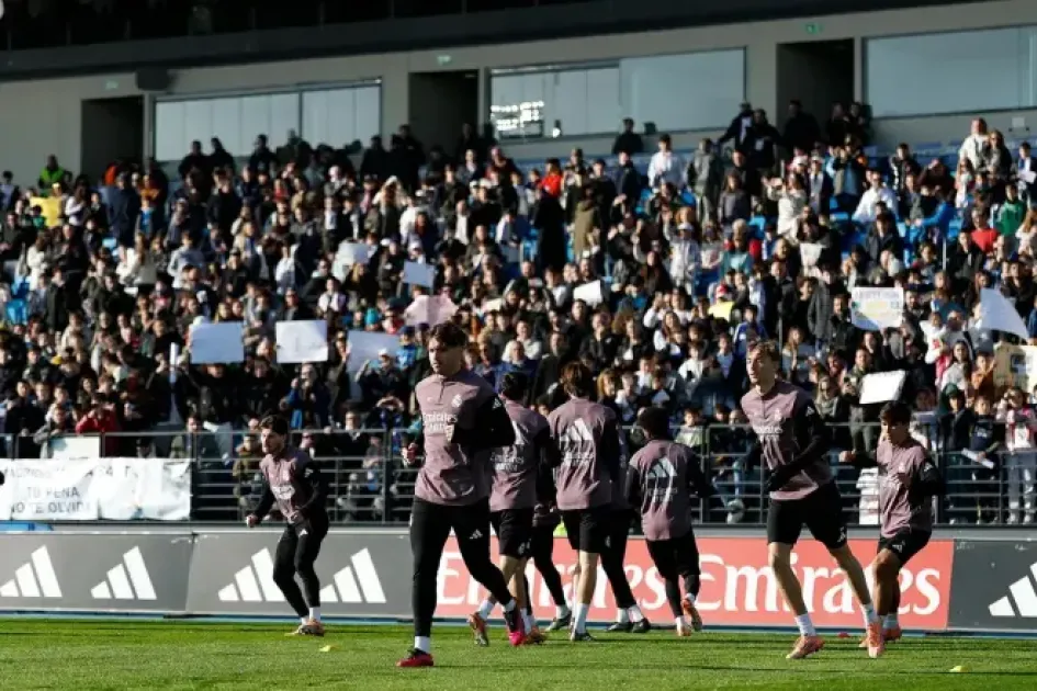 Cientos de aficionados merengues acudieron al estadio Alfredo di Stéfano para ver el entrenamiento a puertas abiertas del Real Madrid.