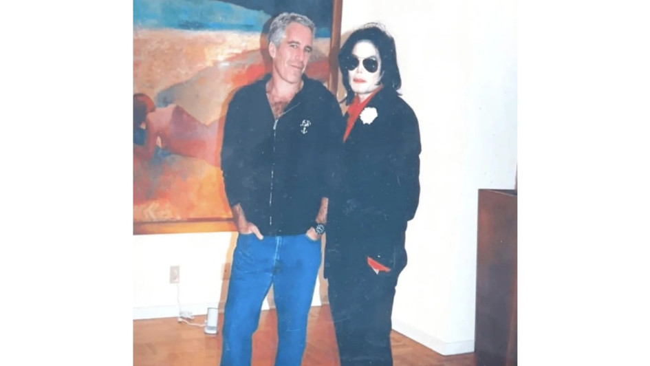 Fotografía sin fecha específica de toma, publicada por el Departamento de Justicia de Estados Unidos (DOJ) dentro de los archivos del caso del pederasta Jeffrey Epstein donde aparece posando junto al cantante Michael Jackson.