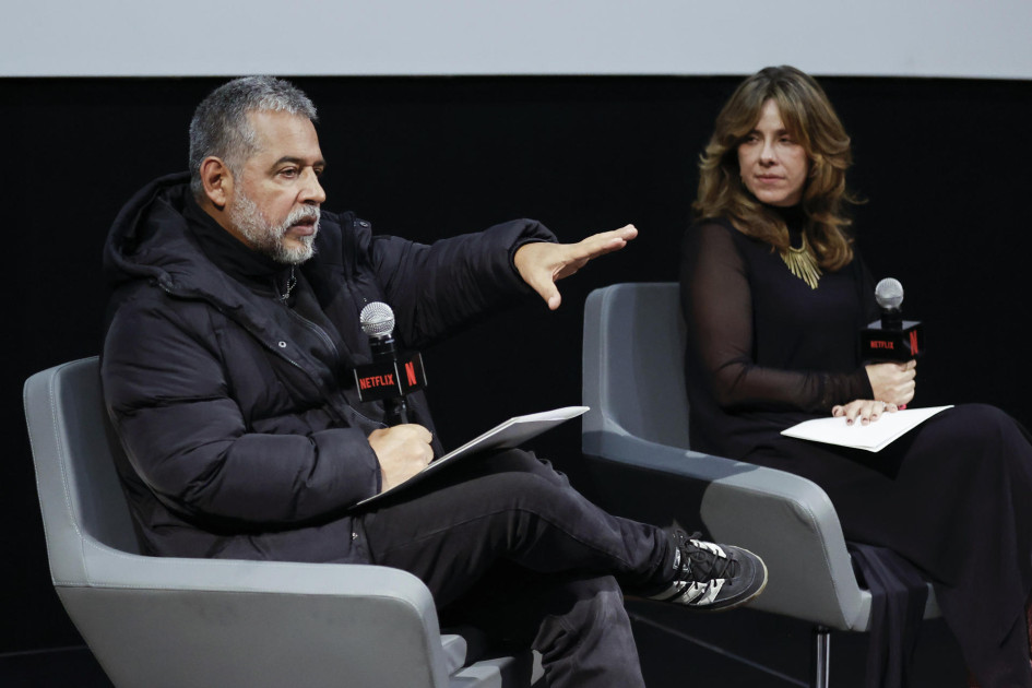 El escritor Mario Mendoza y la libretista Ana María Parra hablan durante lanzamiento de la serie 'Estado de fuga 1986', en Bogotá.