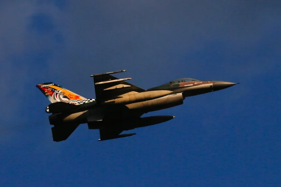 Cerca de la frontera de Colombia y Venezuela, la Fuerza Armada venezolana destruyó una aeronave sin permisos y oculta en una "pista clandestina improvisada". Fotografía de archivo de un avión caza F-16 de la Fuerza Aérea venezolana, en Caracas (Venezuela). 