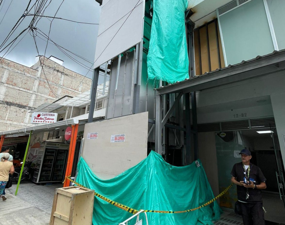 La intervención consistía en la instalación de una estructura metálica para la adecuación de un ascensor en espacio público, por fuera del paramento del inmueble.