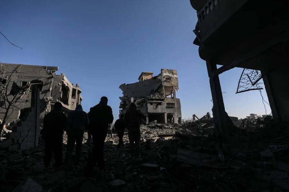 Una ONG de Israel denuncia que el Ejército de su país sigue destruyendo la Franja de Gaza, pese al cese del fuego pactado. En la foto, viviendas destruidas en un ataque israelí en el campamento de Al Maghazi, en el centro de la Franja de Gaza.