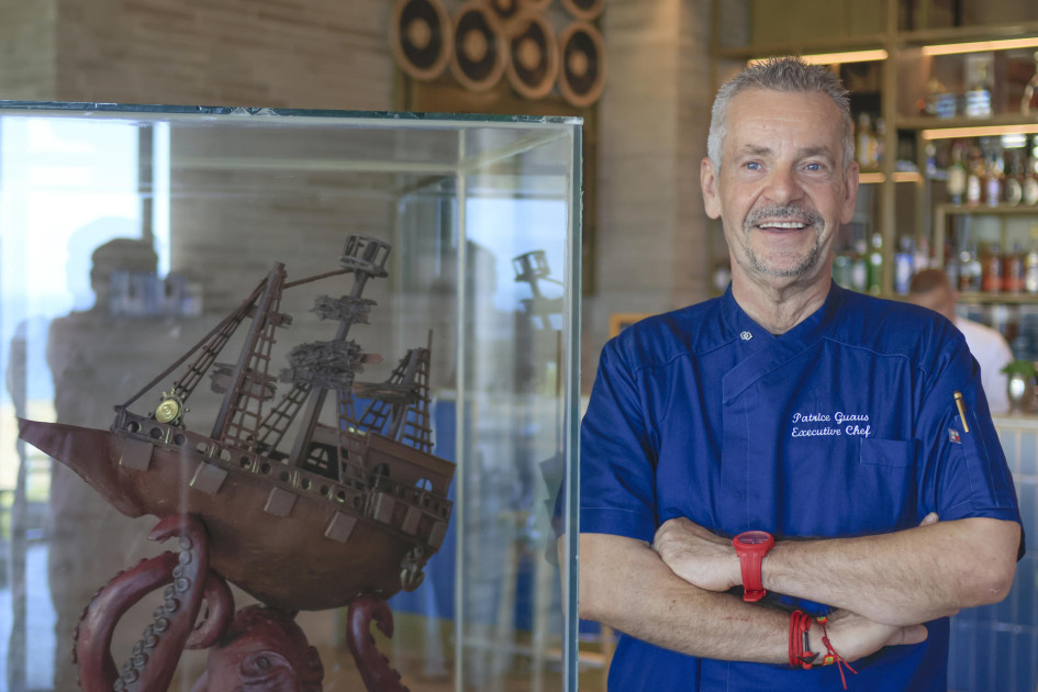 El chef ejecutivo del hotel Sofitel Barú Cartagena, Patrice Guaus, posa con una escultura de chocolate del galeón San José.