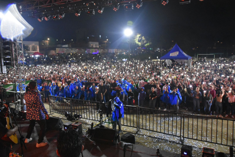 La entrega de esta importante obra coincidió con una noche especial para la comunidad, que también disfrutó del concierto de Navidad ofrecido por la Alcaldía de Armenia