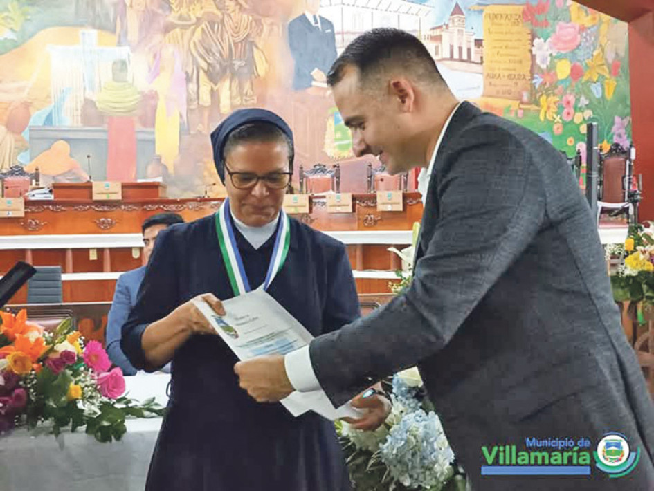 Las Hijas de la Caridad de San Vicente de Paúl y María Teresa Peralta Duque recibieron la medalla Jaime Duque por su labor social y educativa en el municipio.