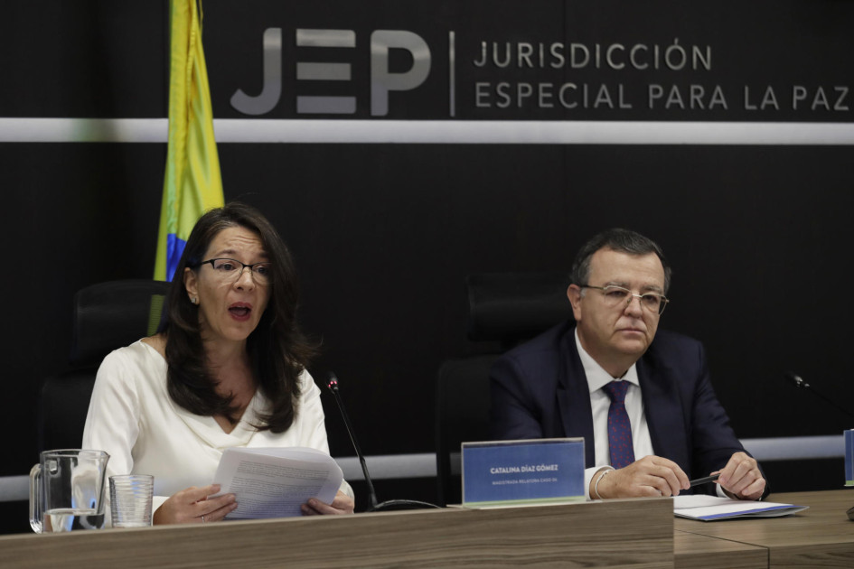 La vicepresidenta de la Sala de Reconocimiento de Verdad y de Responsabilidad de la JEP, Catalina Díaz, habla junto al presidente, Alejandro Ramelli, durante una rueda de prensa este martes, en Bogotá.