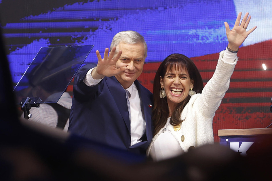 El presidente electo de Chile, el ultraderechista José Antonio Kast, y su esposa, María Pía Adriasola, celebran este domingo, en Santiago (Chile).