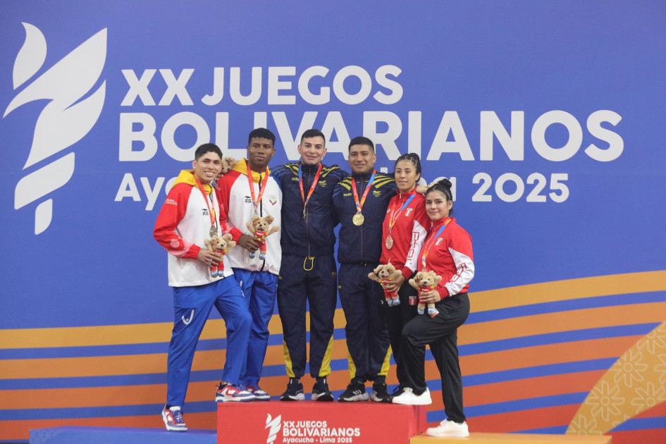 Andrés Restrepo y Edwin Gomez (centro), de Colombia, ganaron el oro en judo nage no kata mixta kata durante los vigésimos Juegos Bolivarianos.