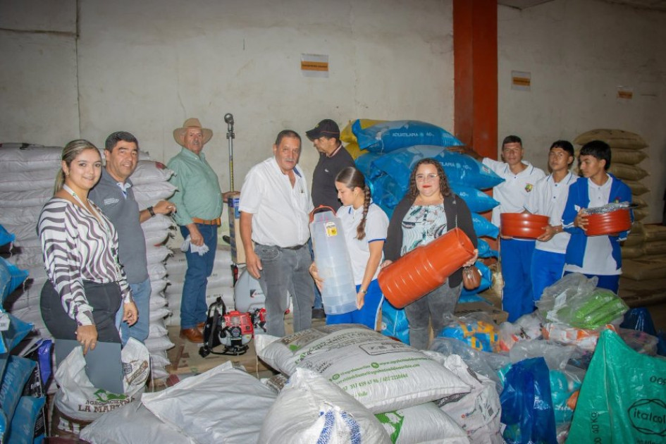 La Alcaldía de Manzanares con apoyo de la Secretaría de Agricultura y Desarrollo Rural entregaron insumos a estudiantes de la Institución Educativa Llanadas que lideran proyectos productivos rurales.