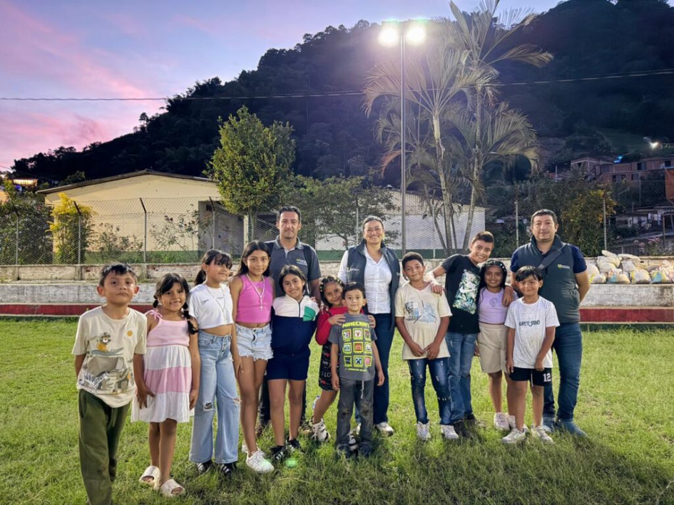 La Gobernación de Caldas instaló luminarias solares en comunidades indígenas de Riosucio para mejorar seguridad.