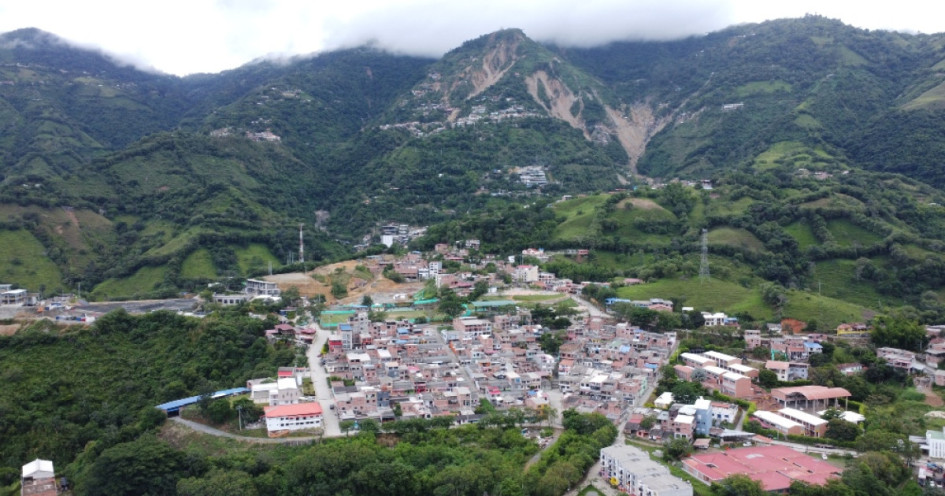 Colectivos mineros chocan con la posible titulación de nuevas minas en Caldas. El Gobierno nacional asegura que escucha todas las voces. Estos son los señalamientos y las respuestas. En la foto, el centro poblado El Llano, en Marmato.