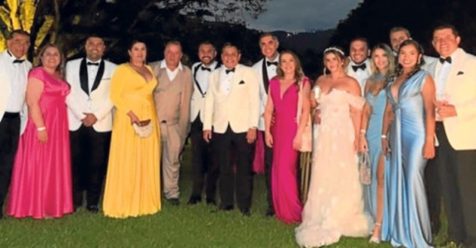 Al matrimonio del alcalde de Neira, Jhon Jairo Castaño, con la periodista Daniela Nieto, asistieron políticos, entre ellos dos precandidatos presidenciales.