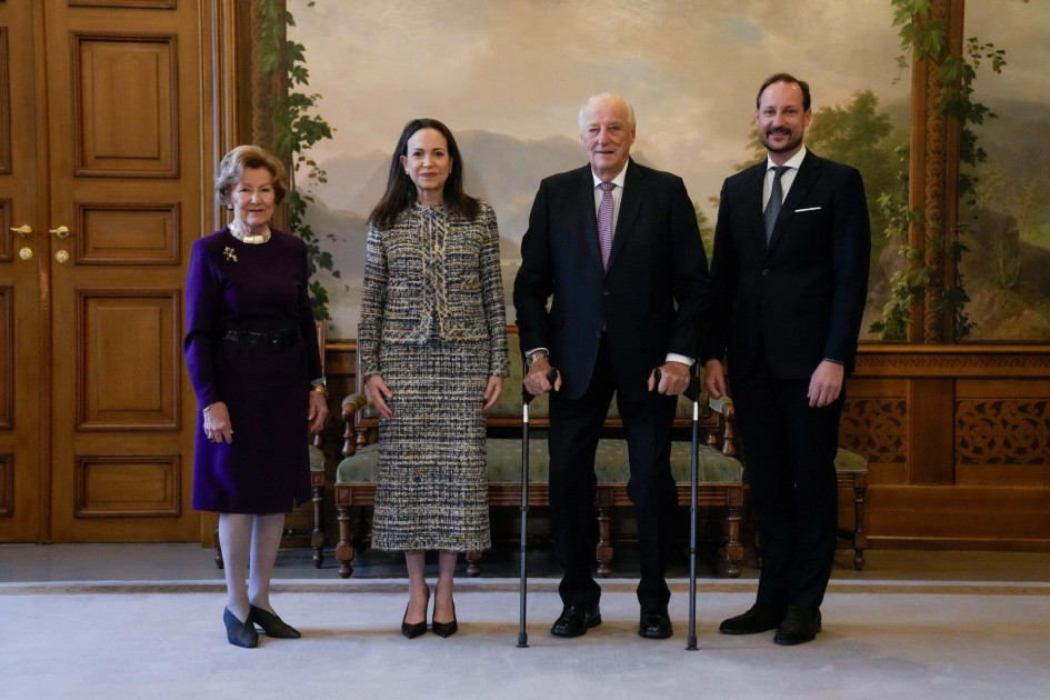 El rey Harald de Noruega (3.º de izq. a der.), la reina Sonia (izq.) y el príncipe heredero Haakon recibieron a la ganadora del Premio Nobel de la Paz María Corina Machado en audiencia en el Palacio de Oslo.