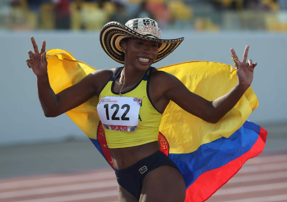 Natalia Linares de Colombia celebra tras ganar la medalla de oro en la prueba de salto de longitud femenina durante los vigésimos Juegos Bolivarianos este lunes, en Lima (Perú).