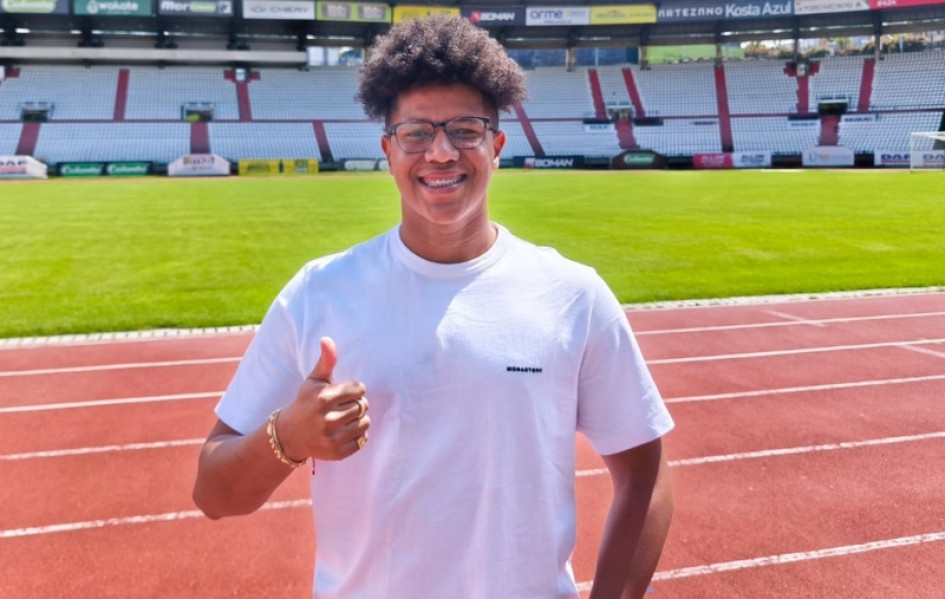 Jaime Alvarado, el primer refuerzo para el Once Caldas en la temporada. Llegó el lunes y pasó los exámenes médicos y este martes firmó contrato.