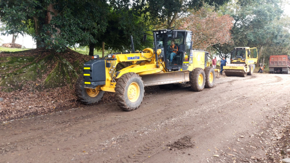 Comunidad y maquinaria del Gobierno del Quindío trabajan juntos en la vía Baraya - Puerto Samaria, en Montenegro.