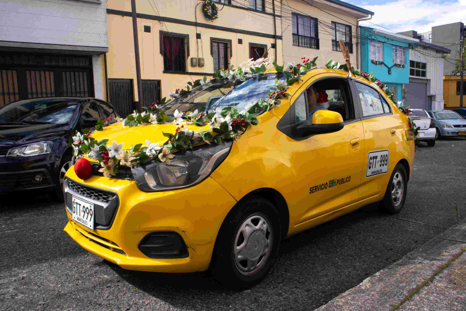 En los cabezales de los asientos del taxi están puestos dos gorros navideños que los pasajeros pueden usar si lo desean