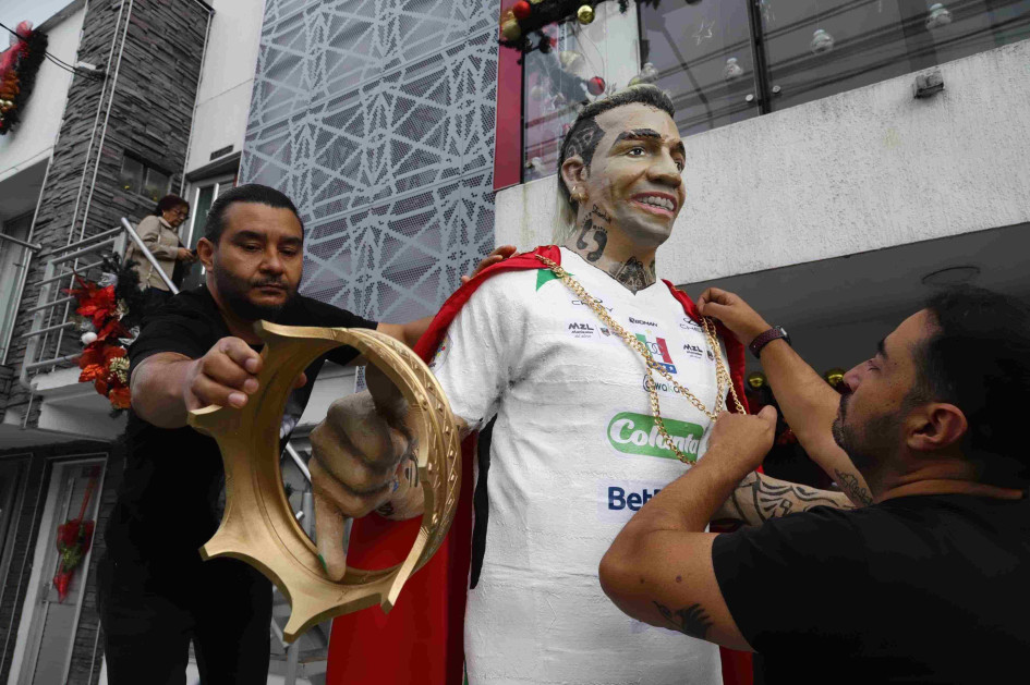 Dayro Moreno representado en un muñeco de año viejo como rey goleador del fútbol colombiano y el Once Caldas de Manizales.