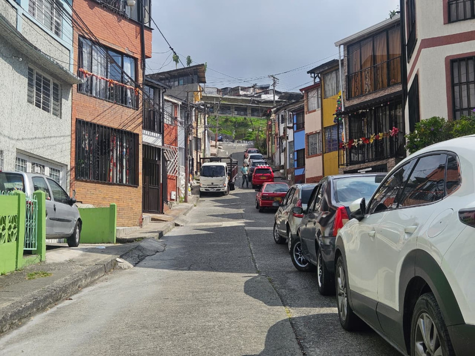 Este camión de trasteo bajó en contravía la calle 67f # 41-24