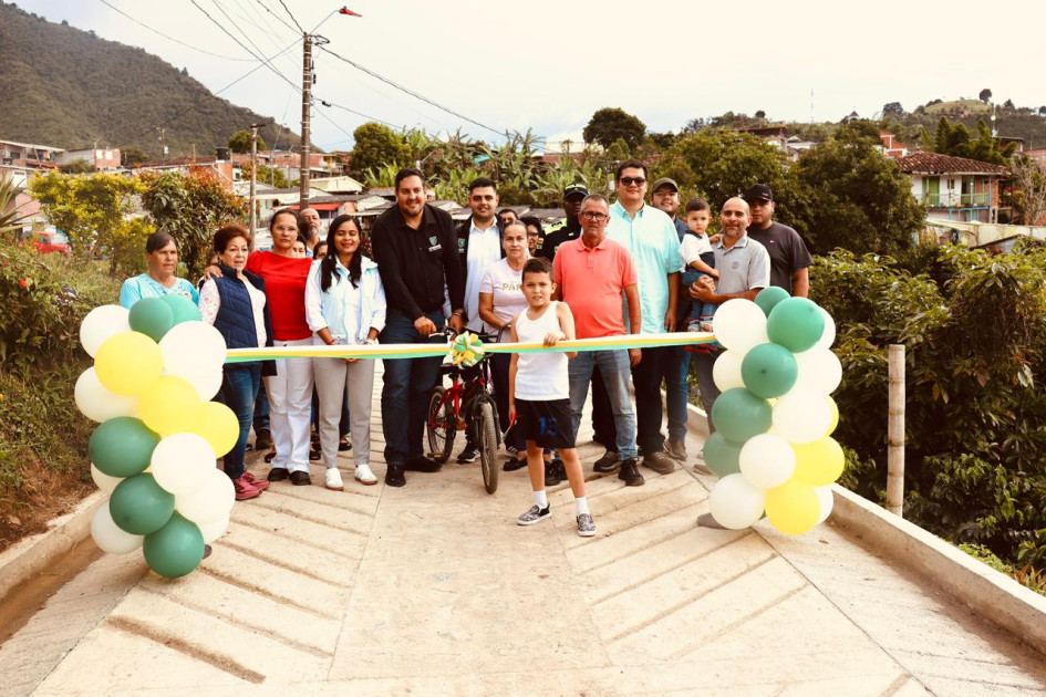 Las obras viales, como placas huella, y la rehabilitación de carreteras, considerados como uno de los principales logros de esta Administración.