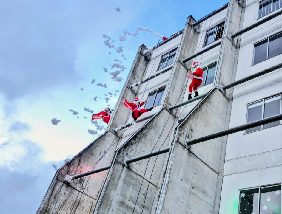 Varios Papá Noel descendieron desde el helipuerto del SES Hospital Universitario de Caldas para llenar el ambiente de Navidad entre los presentes.