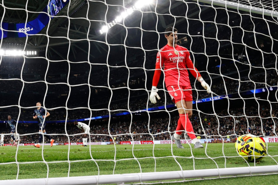 El portero del Real Madrid, Thibaut Courtois, encaja el segundo gol ante el Celta durante el partido de LaLiga de fútbol que Real Madrid y Celta de Vigo han disputado este domingo en el estadio Santiago Bernabéu.