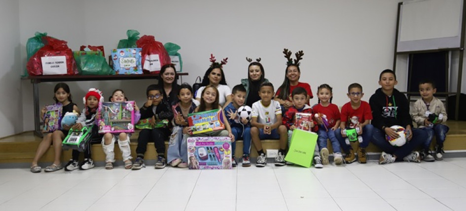 Los niños del barrio El Jazmín compartieron una jornada de apadrinamiento en las instalaciones del periódico LA PATRIA.