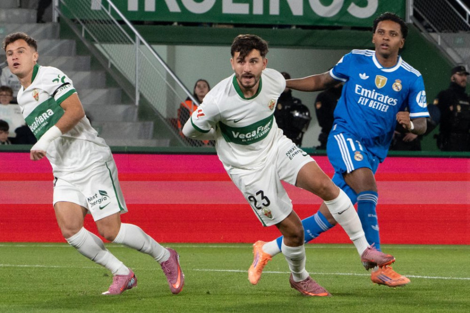 Rodrygo Goes (azul) en el último partido del Real Madrid ante el Elche. 