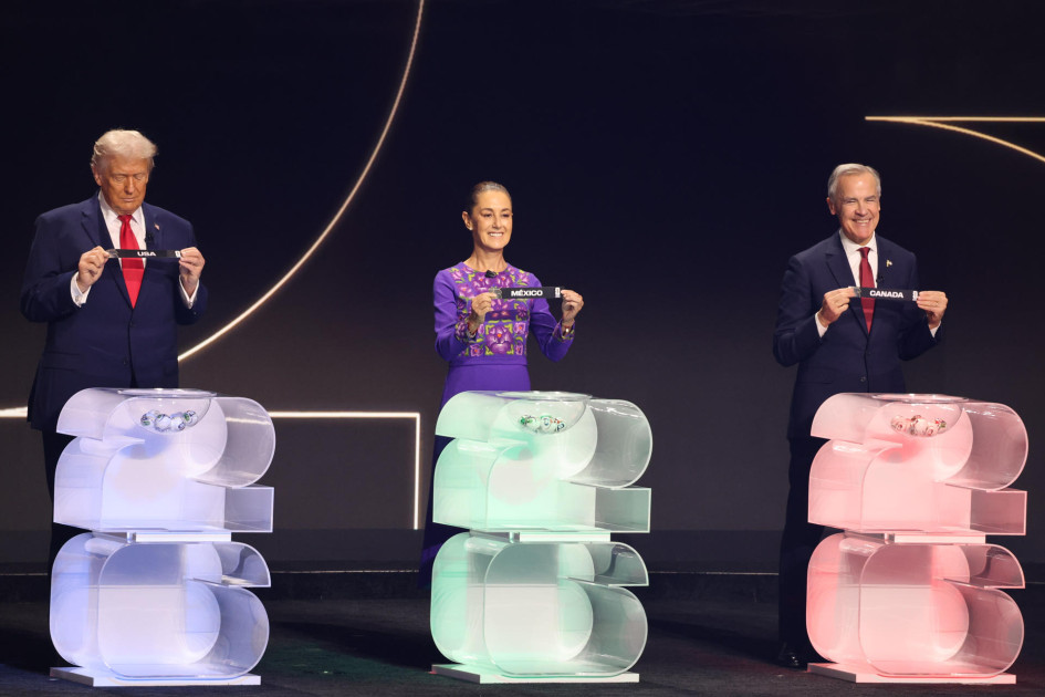 El presidente de Estados Unidos, Donald Trump (i); la presidenta de México, Claudia Sheinbaum (c), y el primer ministro de Canadá, Mark Carney, posan durante el sorteo del Mundial de Fútbol FIFA 2026 este viernes, en el Kennedy Center de Washington (Estados Unidos).