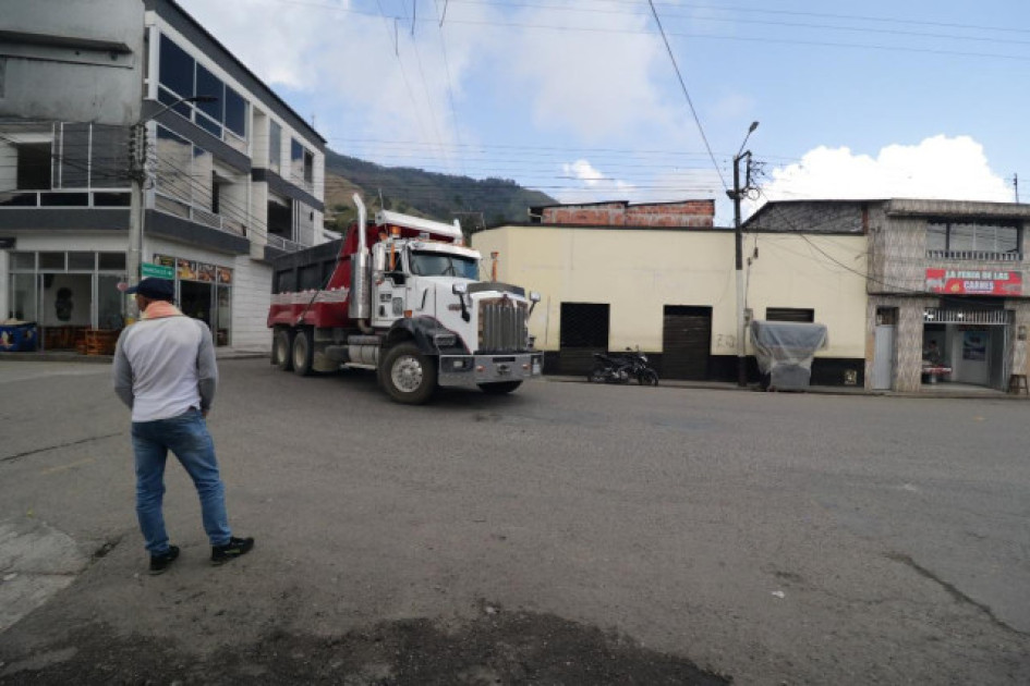 Un tramo de una vía nacional se congela cuando aparecen tractomulas. En el corregimiento Padua, una curva de 90 grados pone a prueba a los conductores.