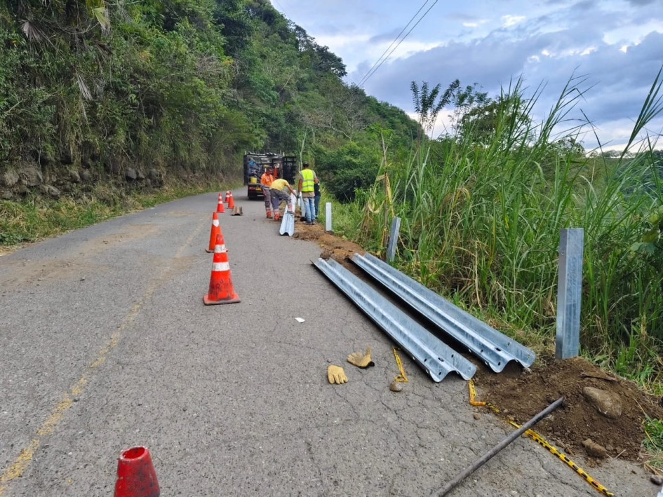 La Gobernación de Caldas adelanta obras de señalización y mejoramiento vial en el tramo Tres Puertas - Arauca, entre Manizales y Palestina.