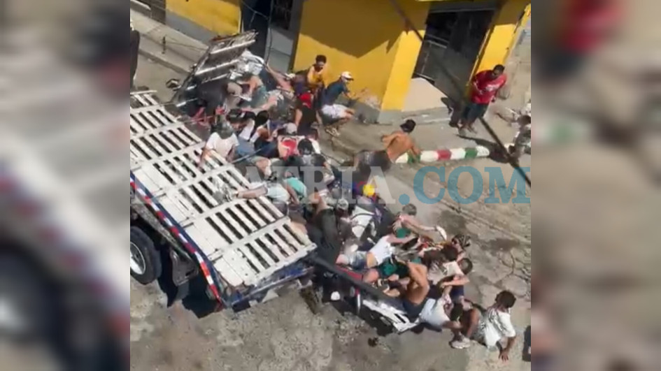 En el accidente de tránsito, dos ocupantes del camión resultaron heridos y los llevaron al Hospital.