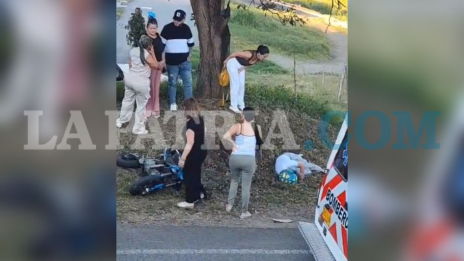 El motociclista se chocó contra un árbol y debieron trasladarlo a un hospital. El afectado se accidentó en la Troncal de Occidente. El Cuerpo de Bomberos le prestó primeros auxilios y lo llevó al hospital de Anserma.