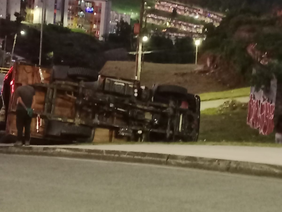 Un accidente se reportó en la tarde de este lunes, en una avenida de Manizales. Un camión se volcó y llevó a ejecutar un rescate del conductor.