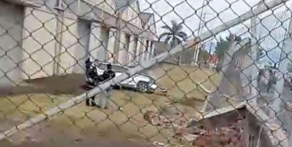 El carro habría roto la maya de contención e ingresado por una zona verde, hasta detenerse varios metros después