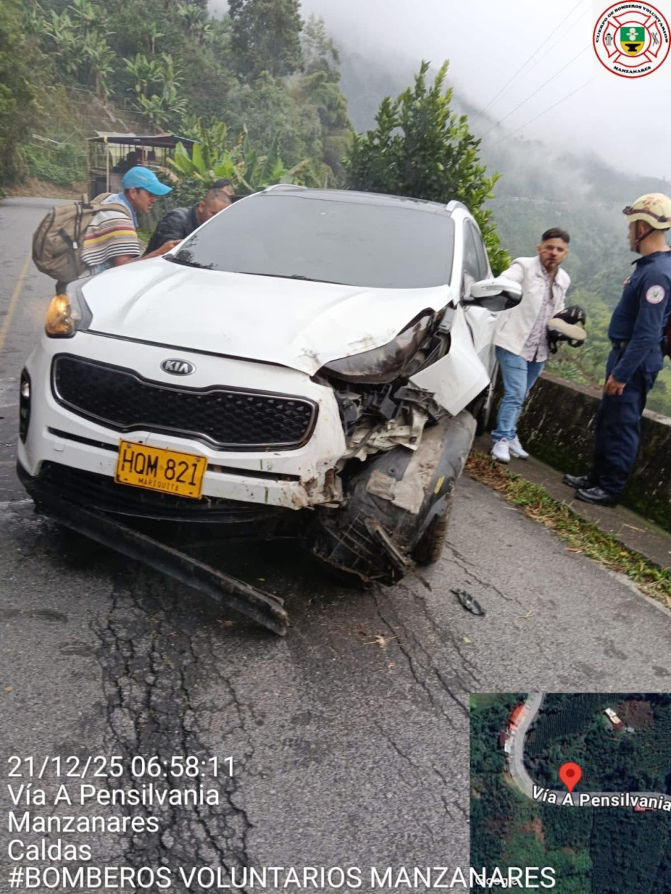 Así quedó la camioneta tras impactar contra una roca. 