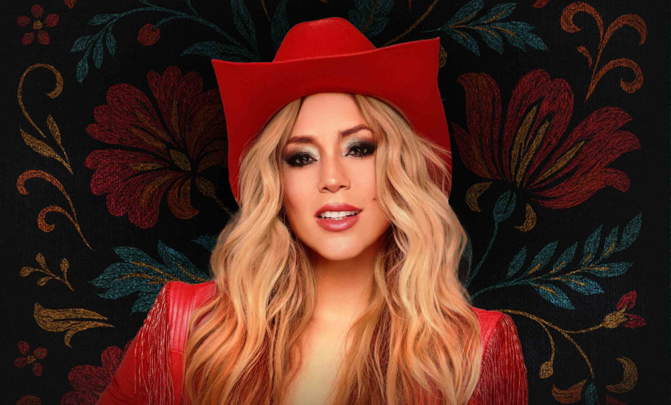  La cantante y actriz colombiana, Adriana Bottina. 