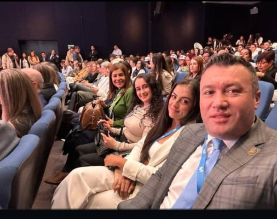 En la foto, durante el acto de premiación, Jesús Iván Ospina, alcalde de Pensilvania; Luisa Fernanda Zuluaga, primera gestora, y Érika Morales, coordinadora municipal de Educación.